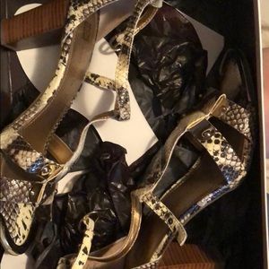 Strappy snake skin Anne Klein dress shoes. Size 9